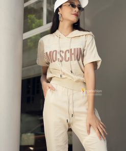 Set bộ thể thao nữ Moschino gồm áo mũ sau và quần dài bo gấu họa tiết chữ